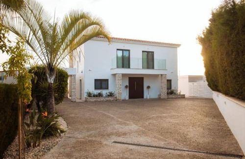 Agios Georgios Pegeias Villa | 220 m² Villa ∙ 4 bedrooms ∙ 8 guests