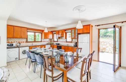 Droushia Villa | 220 m² Villa ∙ 5 bedrooms ∙ 10 guests