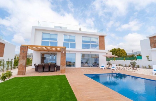 Peyia Town House | 240 m² House ∙ 4 bedrooms ∙ 8 guests