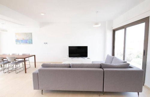 Softades Villa | 250 m² Villa ∙ 3 bedrooms ∙ 6 guests