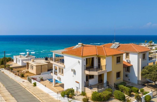 Pomos Villa | 260 m² Villa ∙ 5 bedrooms ∙ 12 guests