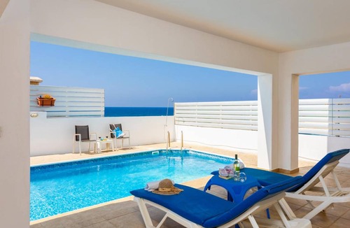 Pomos Villa | 260 m² Villa ∙ 5 bedrooms ∙ 12 guests