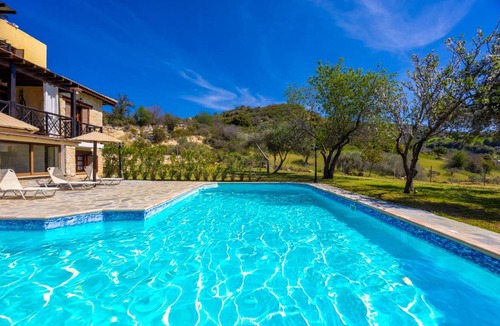 Peristerona Villa | 270 m² Villa ∙ 4 bedrooms ∙ 9 guests