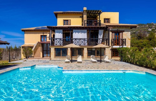 Peristerona Villa | 270 m² Villa ∙ 4 bedrooms ∙ 9 guests