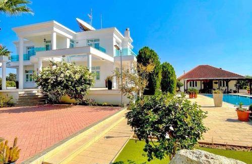 Oroklini Villa | 270 m² Villa ∙ 6 bedrooms ∙ 12 guests