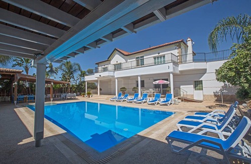 Paralimni Villa | 280 m² Villa ∙ 5 bedrooms ∙ 10 guests