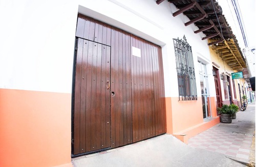 Leon House | 3-bedroom house in tranquil León with cool AC comfort