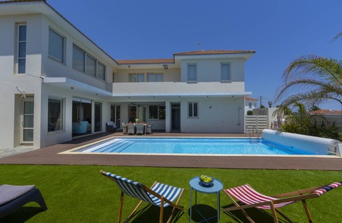 Kiti Villa | 300 m² Villa ∙ 4 bedrooms ∙ 8 guests