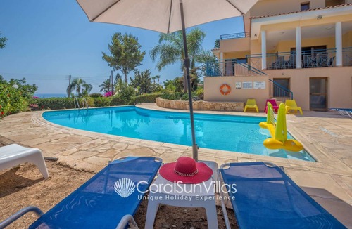 Peyia Town Villa | 300 m² Villa ∙ 5 bedrooms ∙ 12 guests