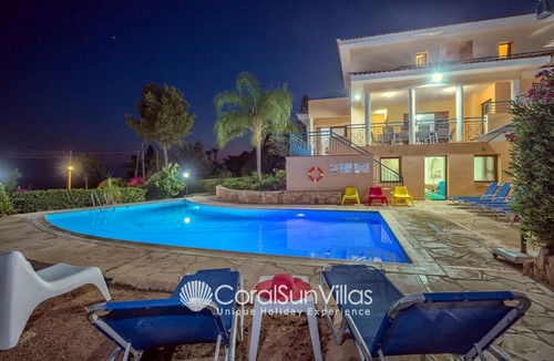 Peyia Town Villa | 300 m² Villa ∙ 5 bedrooms ∙ 12 guests