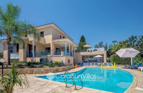 Peyia Town Villa | 300 m² Villa ∙ 5 bedrooms ∙ 12 guests