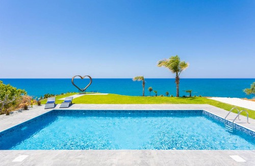 Pomos Villa | 345 m² Villa ∙ 7 bedrooms ∙ 16 guests