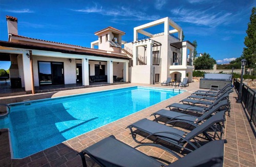 Kathikas House | 350 m² House ∙ 6 bedrooms ∙ 12 guests