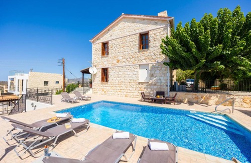 Peristerona Villa | 398 m² Villa ∙ 5 bedrooms ∙ 11 guests