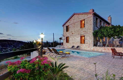 Peristerona Villa | 398 m² Villa ∙ 5 bedrooms ∙ 11 guests