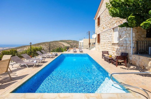 Peristerona Villa | 398 m² Villa ∙ 5 bedrooms ∙ 11 guests