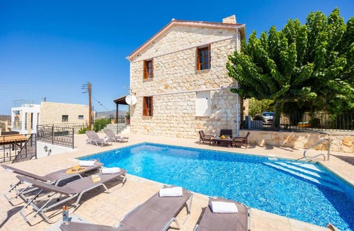 Peristerona Villa | 398 m² Villa ∙ 5 bedrooms ∙ 11 guests