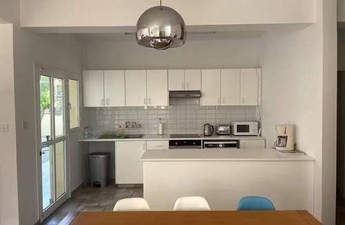 Paphos House | 4 bdr Charming maisonette 5 min walk to the beach