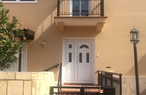 Paphos House | 4 bdr Charming maisonette 5 min walk to the beach