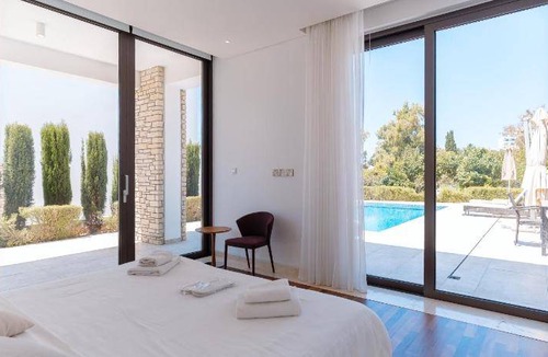 Agios Georgios Pegeias Villa | 400 m² Villa ∙ 6 bedrooms ∙ 12 guests