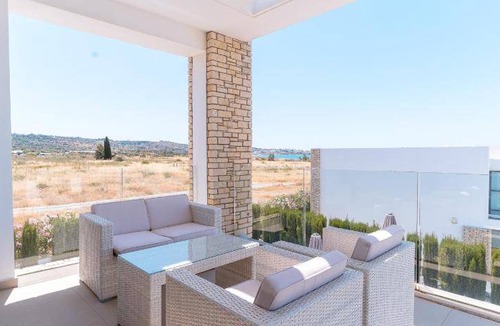 Agios Georgios Pegeias Villa | 400 m² Villa ∙ 6 bedrooms ∙ 12 guests