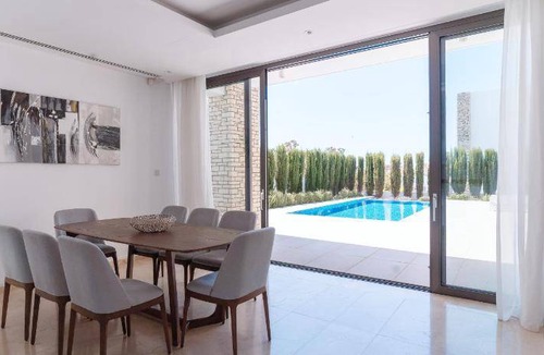 Agios Georgios Pegeias Villa | 400 m² Villa ∙ 6 bedrooms ∙ 12 guests