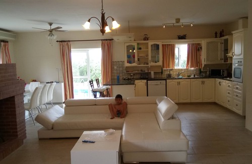 Kallepia Villa | 5 Bedroom Fully Furnished Detached Villa, sleeps 11, Private Car & Pool,