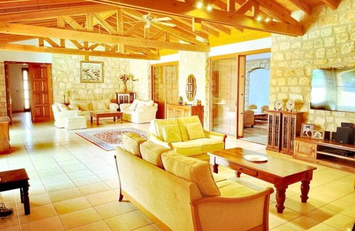 Armou House | 600 m² House ∙ 5 bedrooms ∙ 16 guests