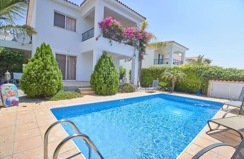 Pegeia Villa | A 3 bedroom villa with a private pool and 2 minutes from beach!