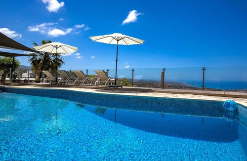 Peyia Town Villa | A stone built single storey villa that sleeps 6 guests in 3 bedrooms/amazing sea views