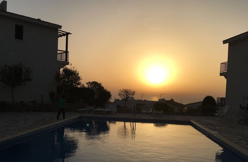 Melanos House | Amazing sea view location - Spacious 2 Bedroom 2 Bathroom House - Wifi & air-con