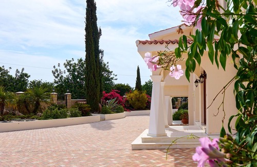 Tala Villa | Amazing spacious villa (6 Bed/Sleeps16), mature gardens, 3 patios, stunning view