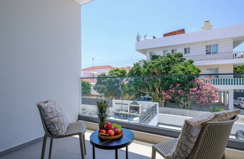 Universal Apartment | Amber Suites – Suite with Private Balcony