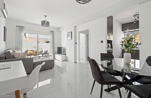 Universal Apartment | Amber Suites – Suite with Private Yard