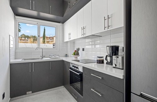 Universal Apartment | Amber Suites – Suite with Private Yard