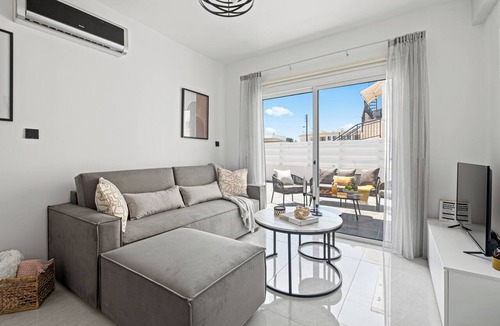 Universal Apartment | Amber Suites – Suite with Private Yard