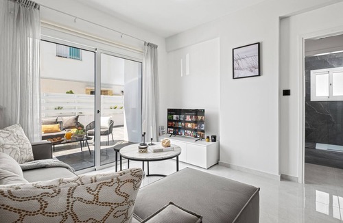 Universal Apartment | Amber Suites – Suite with Private Yard