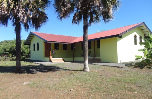 Aserradores House | An elegant newly built 3 bedroom/2 washroom house. Surfing paradise.