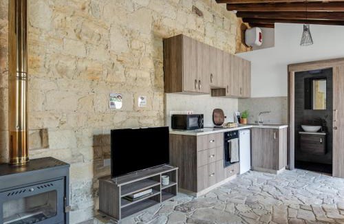 Vasa Koilaniou Apartment | Andre Marie Stonewood Retreat