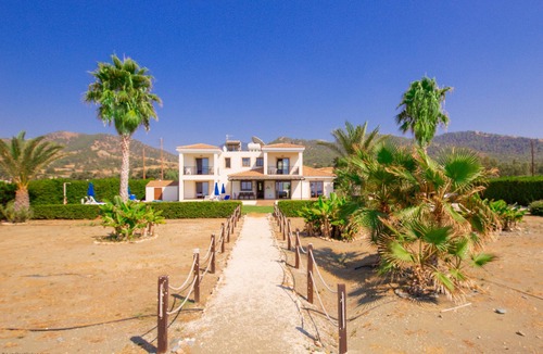 Argaka Villa | Anthiana Beach Villa - Argaka - A Seafront villa that sleeps 8 guests in 4 bedrooms