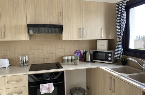 Oroklini Apartment | Apartment Sleeps 4 With Sea Views