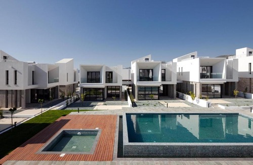 Emba Villa | Avalon 1 Villa 2 communal pool