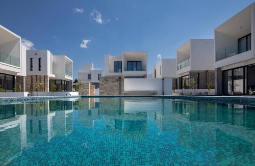 Emba Villa | Avalon 1 Villa 2 communal pool