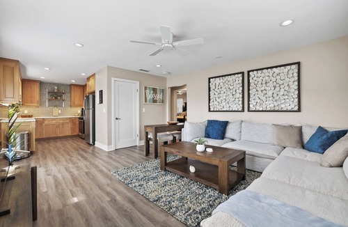 Old Towne Apartment | Beachfront 2-bed, 2-bath unit with AC in Seal Beach