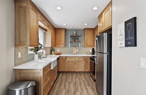 Old Towne Apartment | Beachfront 2-bed, 2-bath unit with AC in Seal Beach