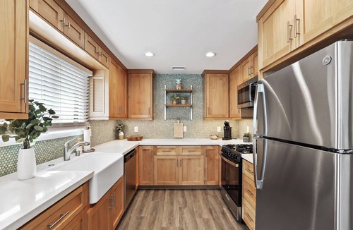 Old Towne Apartment | Beachfront 2-bed, 2-bath unit with AC in Seal Beach