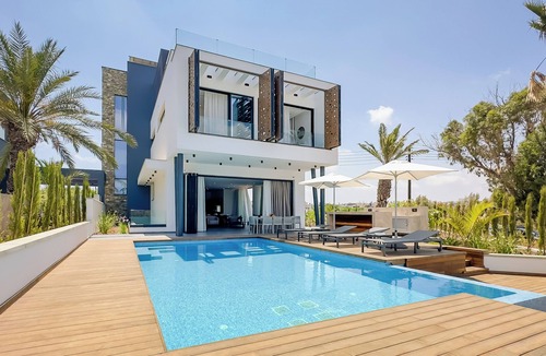 Paralimni Villa | Beachfront Romantic Villa
