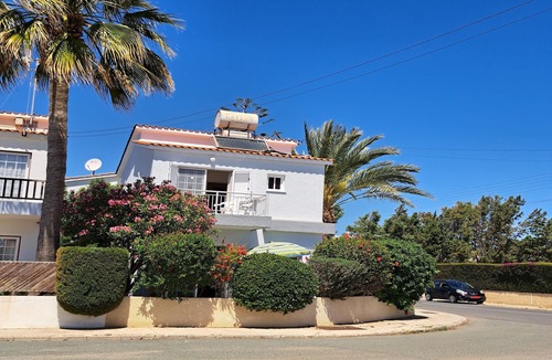 Paphos House | Beachside Villa. Sea and beach views. Free Paphos airport transfers free aircon