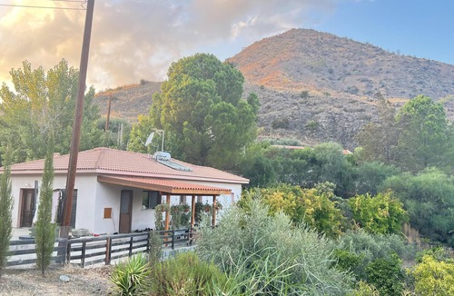 Arakapas House | Beautiful 3 Bedr House in Arakapas with fireplace