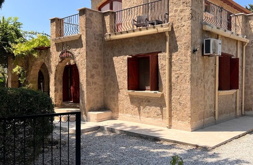 Karsiyaka Villa | Beautiful Villa, large private rear garden with pool, games room and free wifi